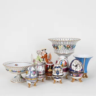 KARL THIEME. Kolekcja porcelany, czarki na stopce i jajka biżuteryjne, Drezno, Limoges, i in., XX w. (10).