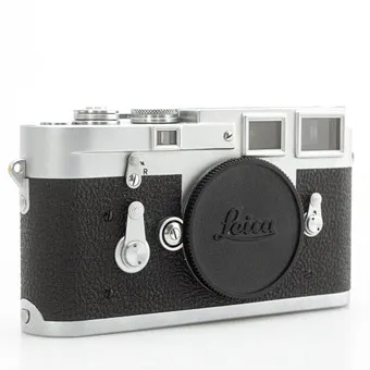 Leica M3 Chrom Double Stroke, 35-мм малоформатная дальномерная камера (SN 805604) 1955 года.
