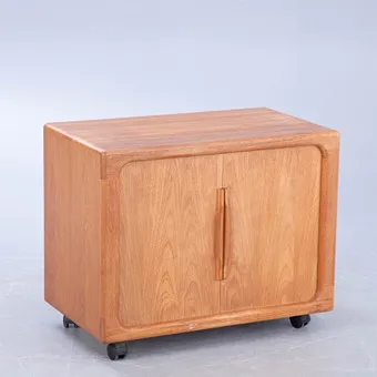 Dyrlund, teaková hi-fi komoda na kolečkách.