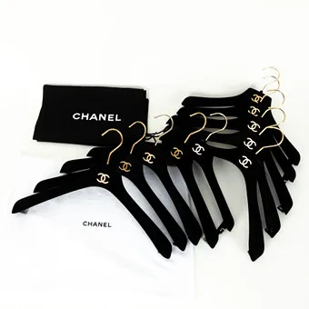 CHANEL. 3 sacs à poussière et 10 cintres (13).