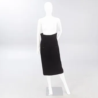 CHANEL. Jupe crayon taille haute en bouclé.