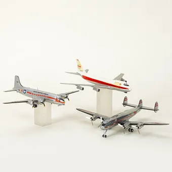 Trois petits modèles d'avion, métal (3).