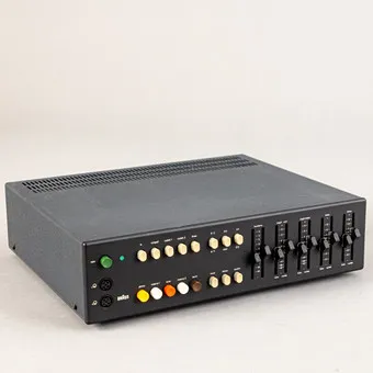 DIETER RAMS. Braun, předzesilovač s dekodérem SQ, CSQ 1020.