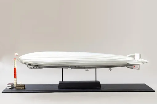 Duży model stołowy sterowca Graf Zeppelin, lata 2000.