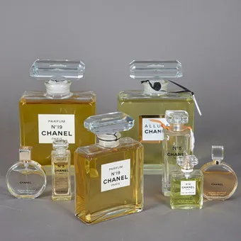 Mała kolekcja: flakon perfum factice Chanel, Francja (8).