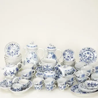 MEISSEN. Large coffee service ´Zwiebelmuster`, 20th c. (62).