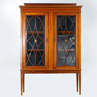 Witryna edwardiańska, mahoń z ornamentyką dekoracyjną, Anglia, ok. 1910.
