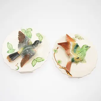 Paire de vases muraux avec oiseaux en relief, céramique, USA, années 1960/70 (2).