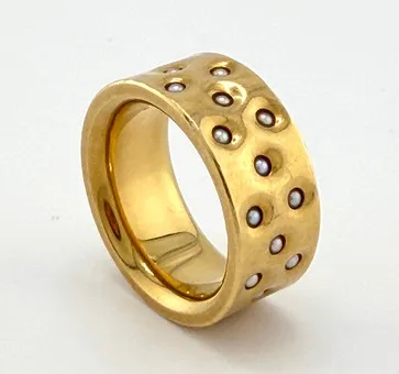 Ring with pearls.