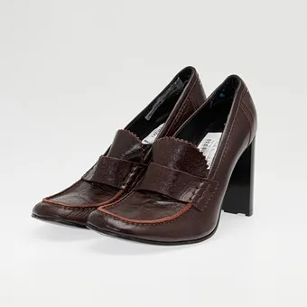 MM6 MAISON MARGIELA. Pumps / Absatzschuhe, Modell 'Swing Toe', Kalbsleder, Größe 40, SS 2026, Frankreich.