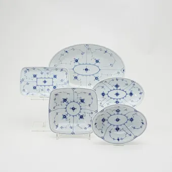 B&G, pièces de service, décor 'Musselmalet Halbspitze', porcelaine, 20e siècle, Danemark. (5).