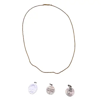 Collier avec trois pendentifs pièces de monnaie.