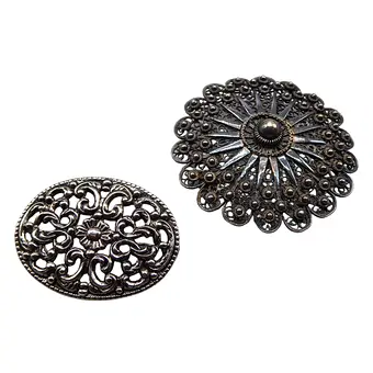 Ensemble de broches en métal.