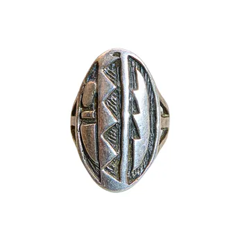 SILBERNER SCHILDRING MIT GEOMETRISCHEM RELIEFDEKOR.