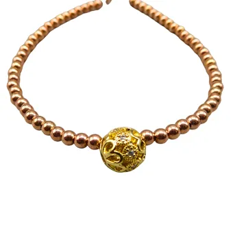 ARMBAND MET HANGER EN VEERRINGSLUITING.