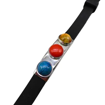 LEDERARMBAND MIT NATÜRLICHEN STEINEN.