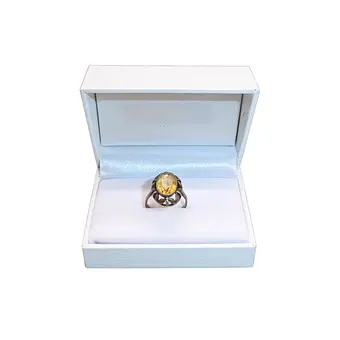 Bague Art nouveau en argent avec citrine dans un cadre floral.