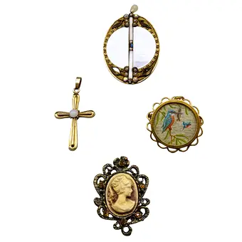 Parure de bijoux composée de trois broches et d'un pendentif.