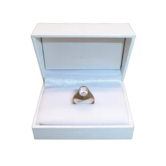 RING AUS 835ER SILBER MIT OVALEM SCHMUCKSTEIN.