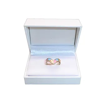 Bague en argent 925 avec incrustations de nacre multicolores en forme de V.