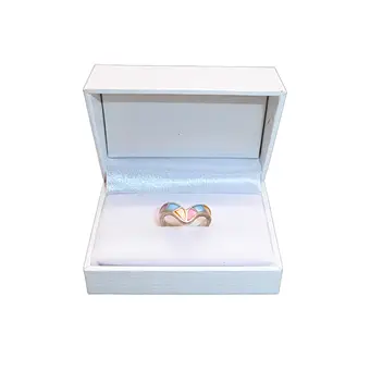Bague en argent 925 avec incrustations de nacre multicolores en forme de V.