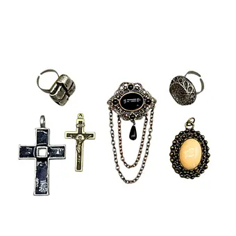SECHSTEILIGES SCHMUCKKONVOLUT MIT VERSCHIEDENEN SCHMUCK ACCESSOIRES.