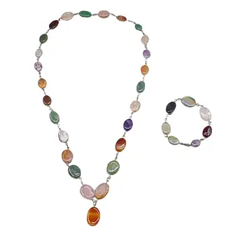 Parure de bijoux multicolores en pierres fines, collier et bracelet.