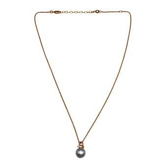Collier en argent avec pendentif perle.