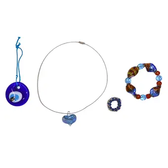 ČTYŘDÍLNÝ ŠPERKOVÝ SET: NAZAR AMULET, SRDÍČKO PŘÍVĚSEK, PRSTEN A NÁRAMEK Z MURANSKÉHO SKLA.