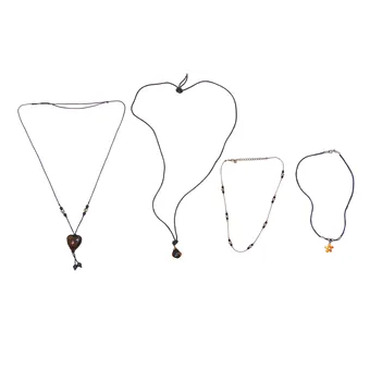 Lot de bijoux avec colliers cordon, pendentifs en pierre et motif floral, 4 pièces.