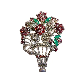 Broche Art déco corbeille de fleurs en argent 835 avec grenat et jade, portable aussi en pendentif.