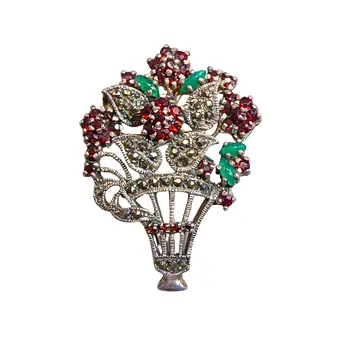 Broche Art déco corbeille de fleurs en argent 835 avec grenat et jade, portable aussi en pendentif.