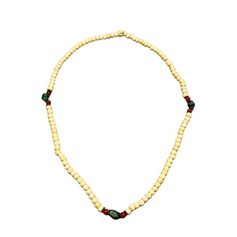 COLLIER DE PERLES AVEC ACCENTS EN JADÉITE ET ÉLÉMENTS DÉCORATIFS ROUGES.