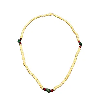 PERLENKETTE MIT AKZENTEN AUS JADEIT UND ROTEN SCHMUCKELEMENTEN.