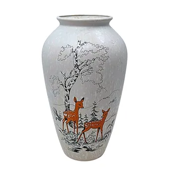 GROSSE KERAMIKVASE MIT BEMALTEN REHE IN EINER WALDLANDSCHAFT.