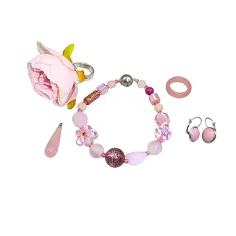 ROSAFARBENES SCHMUCKKONVOLUT, 6 TEILE, ARMBAND, RINGE, ANHÄNGER UND OHRHÄNGER.