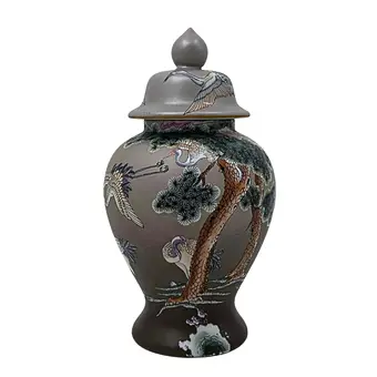 ČÍNSKÁ PORCELÁNOVÁ VÁZA S VÍKEM SE STYLIZOVANÝMI BOROVICOVÝMI VĚTVEMI A JEŘÁBY.