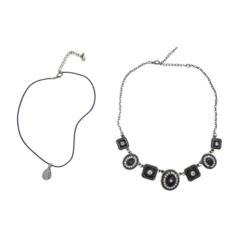 Ensemble de 2 colliers avec pendentifs et éléments décoratifs.