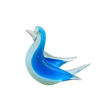 Sculpture en verre bleu d'une colombe.