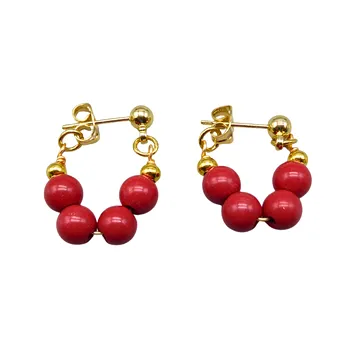 Boucles d'oreilles avec perles et fermoir en métal doré.