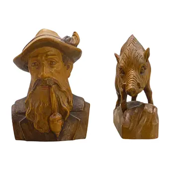 SCULPTURE EN BOIS BUSTE DE CHASSEUR AVEC PIPE ET FIGURINE DE SANGLIER.