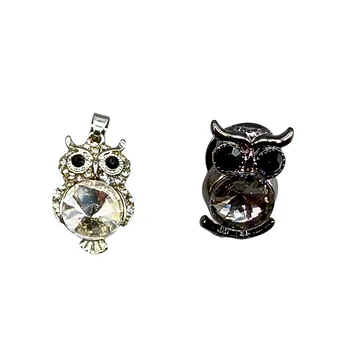 PARURE CHOUETTE AVEC PENDENTIF ET UNE BROCHE EN MÉTAL DÉCORÉE DE PIERRES.