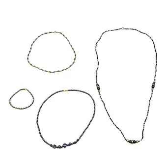 4-TEILIGES SCHMUCKSET AUS DUNKLEN UND METALLISCHEN PERLEN.