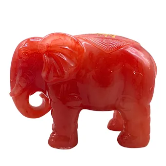 Figurine d'éléphant en pierre rouge.