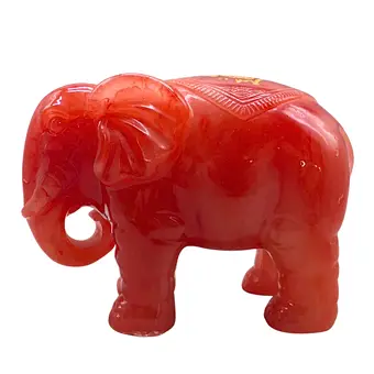 Figurine d'éléphant en pierre rouge.