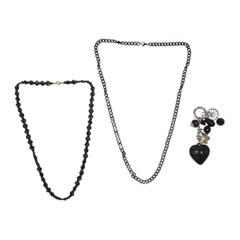 Lot de bijoux composé de deux colliers et d'un porte-clés.
