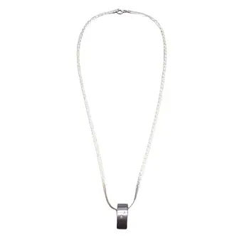 HALSKETTE AUS 925ER SILBER MIT ANHÄNGER UND ZWEI ZIRKONIA-STEINEN.