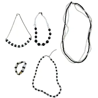 SCHMUCK-SET AUS VIER KETTEN UND EINEM ARMBAND.