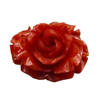 PENDENTIF EN RÉSINE ROSE.