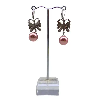 SCHMETTERLINGS-OHRHÄNGER AUS 925ER SILBER MIT ROSA PERLEN AUF OHRRINGSTÄNDER.
